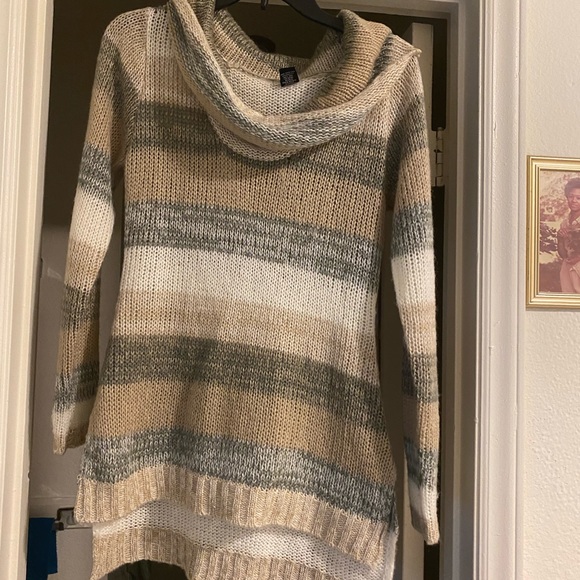 Beautiful multi colored sweater - Picture 3 of 3